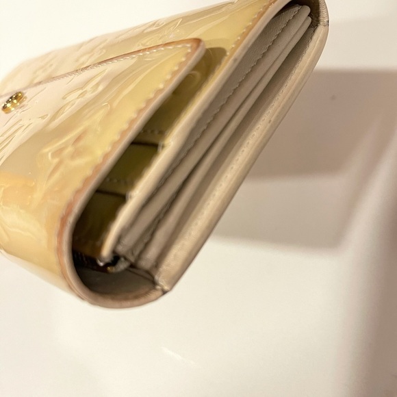 Louis Vuitton Monogram Vernis Patent Sarah Wallet - Picture 4 of 8